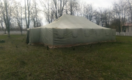 У Білопіллі у дворі райлікарні встановили намет для прийому  хворих на коронавірус