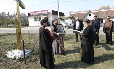 Барські священники молилися біля хрестів на усіх в'їздах до міста про позбавлення хвороби 