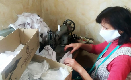У селі на Менщині шиють захисні маски. Хто ними користуватиметься