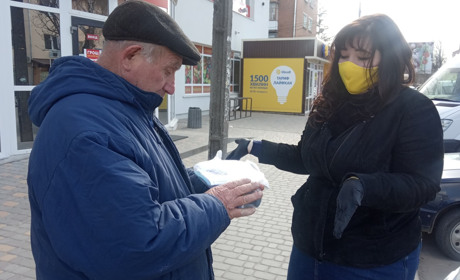 Барські активісти роздали 30 протиепідемічних комплектів пенсіонерам