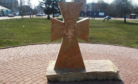 У Конотопі пошкодили пам’ятний знак загиблим за волю України. Поліція шукає свідків
