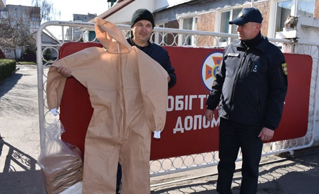 Переможемо коронавірус разом: рятувальникам подарували захисні костюми