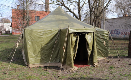 У Ніжині біля інфекційного відділення встановили намет