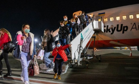 «У аптеках маски коштували по вісім доларів. Ми замоталися хустками». Як наші поверталися із Єгипту