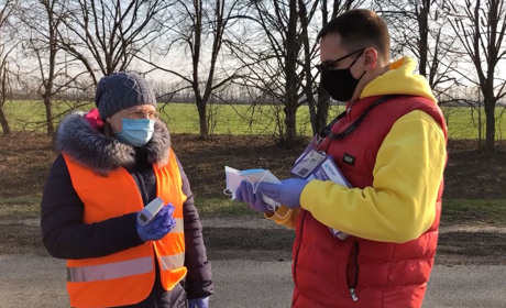 «Маємо допомагати один одному»: Конотоп.City роздавав на вулицях міста медичні маски та рукавички