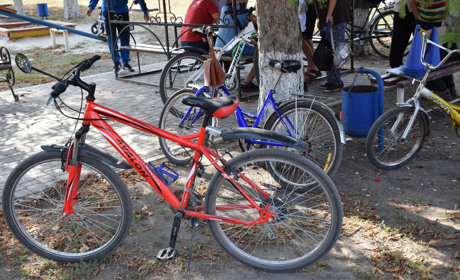 Велосипедистам не можна їздити по тротуарам та перевозити пасажирів на велосипеді