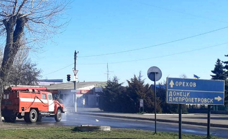 У Гуляйполі вулиці та під’їзди обробляють хлорним розчином