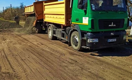 Нове дорожнє покриття у Сарнах: де грейдерували 