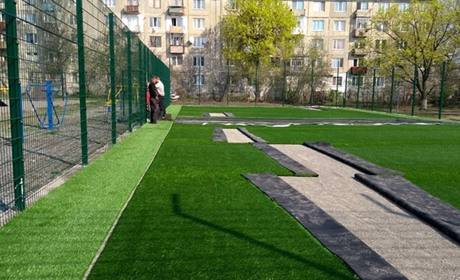 В Первомайську  на Коротченка закінчують будівництво майданчика зі штучним покриттям