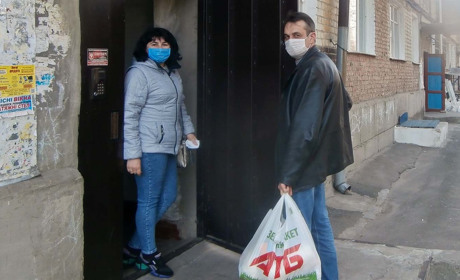 Соцпрацівники безкоштовно доставляють продукти конотопцям похилого віку: як скористатися послугою