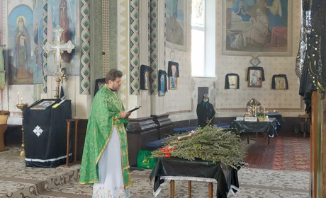 Вербна неділя в Кіцмані: Богослужіння он-лайн, біля церкви — декілька людей слухали Службу
