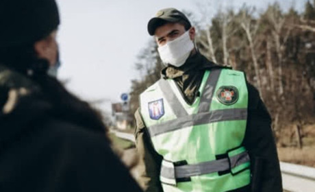 Прославилися. 23-річний біляївець вдарив поліцейського за те, що той нагадав про карантин та правила