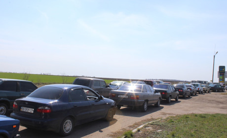 Чому в Троїцькому черга на заправку розтяглася на десятки метрів