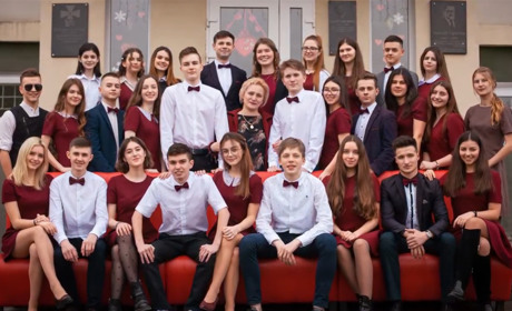 #Всебудедобре: другокласники чортківської гімназії підтримали 11-класників (+відео)