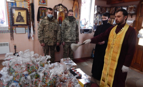 Священник Дмитро Волошин організував акцію "Великодній кошик для воїнів"