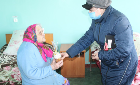 Консервацію, паски, одяг, книги отримали до великодніх свят підопічні будинку-інтерну