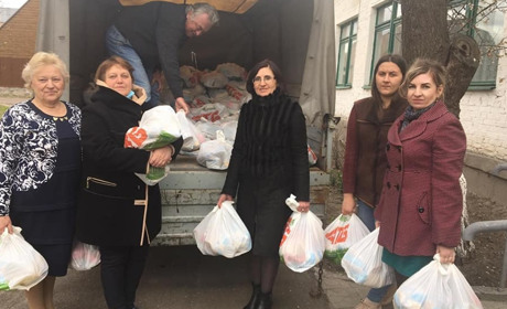 У Корюківці супермаркет «АТБ» подарував літнім  людям та інвалідам продуктові набори