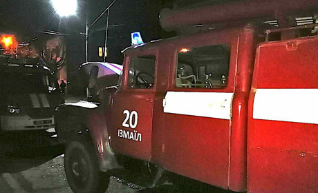 В Измаиле деревянный сарай чуть не сжег жилой дом