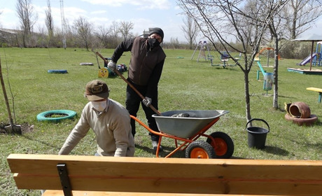 На дитячому майданчику встановили гойдалку та  лавку
