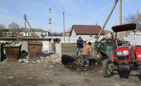 Чому в Нижніх Сірогозах контейнерні майданчики перетворилися на смітники? Шукаємо причини