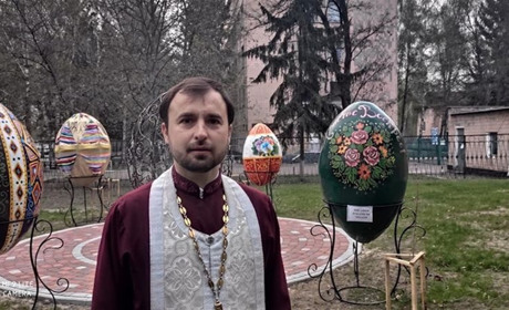 Подвір’я храму в Переяславі прикрасили півтораметровими писанками