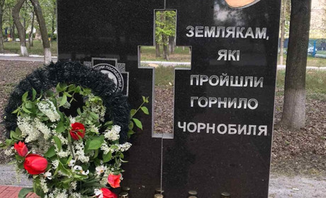 У Петропавлівці біля обеліска лампадки та квіти: сьогодні 34-річниця Чорнобильської катастрофи
