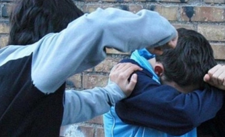 У Добропіллі троє чоловіків побили підлітків на очах у перехожих: подробиці