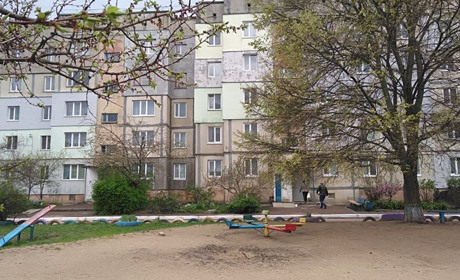 Олександра Дем’яненко висадила на Набережній троянди. Тут вона облаштує й дитячий майданчик
