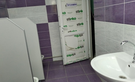 У дитячому відділенні відремонтували туалетну кімнату, встановили двері в палати