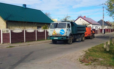 Світло на вулиці, ями на дорогах та покрівля квартир: де ремонтували в Сарнах