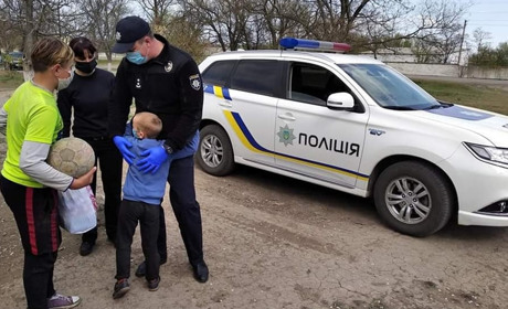 Поліцейські Сірогозщини допомагають малозабезпеченим родинам під час карантину (фото)