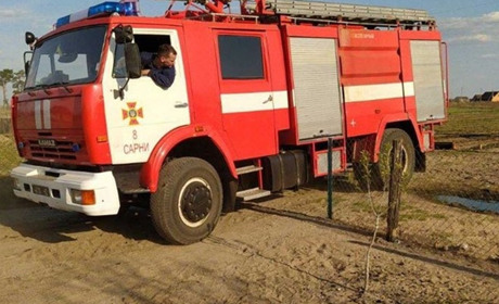 Згоріли 100 тюків соломи: пожежа дерев'яної будівлі завдала збитків