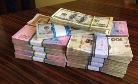 Валютні гойдалки: як почуває себе гривня перед травневими святами