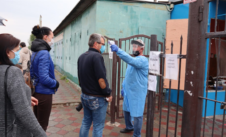 Запрацював Скадовський ринок. Але на вході вам поміряють температуру, а кожні 2 години - дезінфекція