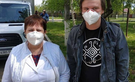 Дмитро Комаров переяславським медикам за власний кошт привіз захисні костюми