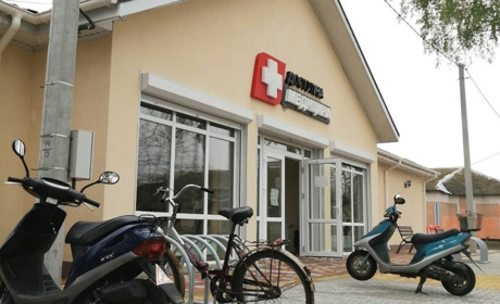 Із власної зарплати лікар із Хоцьок висадив туї, троянди і лаванду біля амбулаторії