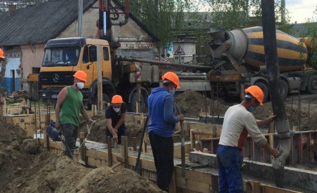 У Лужанах будують нову амбулаторію. Закінчити планують восени