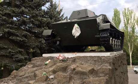 Мужчина, забросавший в Мелитополе мусором мемориальный комплекс, ответит за хулиганство