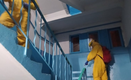 Щоб не допустити розповсюдження інфекції, рятувальники продезінфікували під’їзди та території