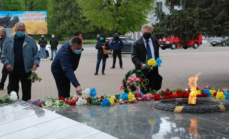 Без мітингу, але з покладанням квітів. Як у Шостці відзначили 9 травня