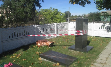 У Корюківці не переноситимуть могилу червоного комісара Олександра Гарнієра