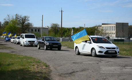 День Перемоги в Нижніх Торгаях: автопробіг з піснями і привітання (фото)