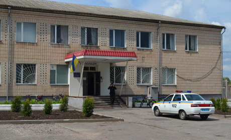 Не всім у Корюківці сподобалося, що біля поліції спиляли ялинки. Як тепер виглядає ця територія