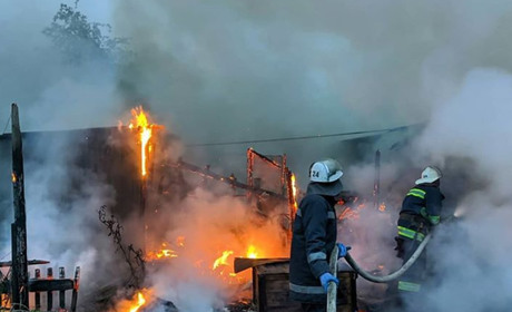 Пожежа у Панютиному: 12 травня у селищі ледь не згорів житловий будинок