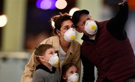 Уряд дозволив гуляти компаніями до 8 осіб та сидіти за столиками чотирьом