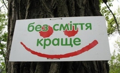 Недобросовісного корюківчанина, який вивернув чуже сміття біля річки, «викрили» корови
