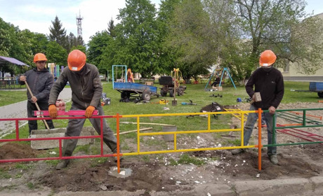 В Троїцькому обладнали майданчик для паркування автомобілів