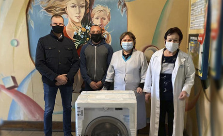 Волонтери передали співробітникам Добропільської ЛІЛ нову пральну машину 