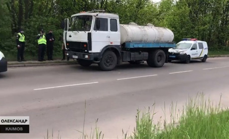 У Червонограді водій вантажівки невдало здав назад і розбив поліцейський автомобіль