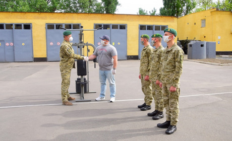 Измаильский погранотряд получил в подарок тренажер